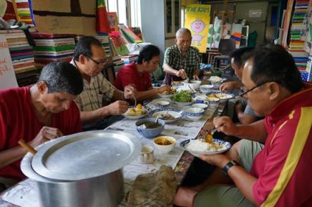 Dapur komunitas menyediakan makanan setiap hari Senin dari pukul 10 pagi hingga 12 siang, dilanjutkan dengan sesi terapi melukis. Peserta: Eliza, Baboo Daung, Soe Win Lwin, Aaron, Nyo Min Win